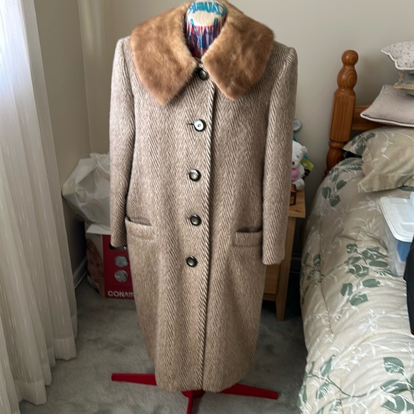 Vintage Winter Coat with fur collar - Picture 1 of 5